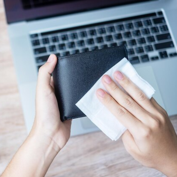 Ví da bò cho nam bị thấm nước và cách lau khô bằng khăn mềm