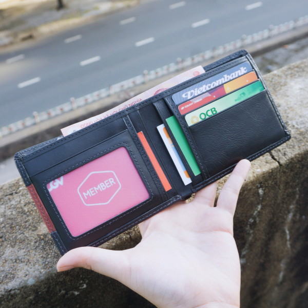 Ví da bò cho nam căng phồng vì chứa quá nhiều giấy tờ và thẻ