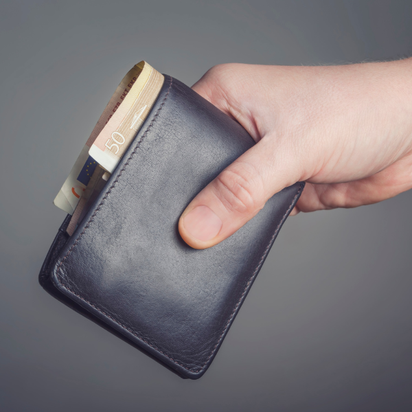 Dung dịch dưỡng da và khăn mềm dùng để chăm sóc ví da bò cho nam