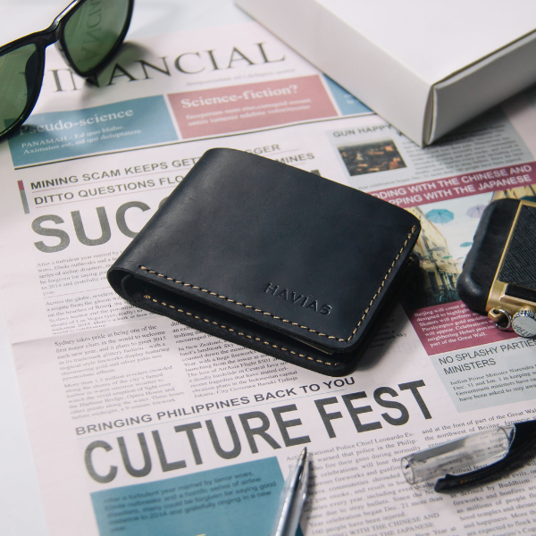 Đường may tỉ mỉ và chắc chắn trên ví da bò cho nam