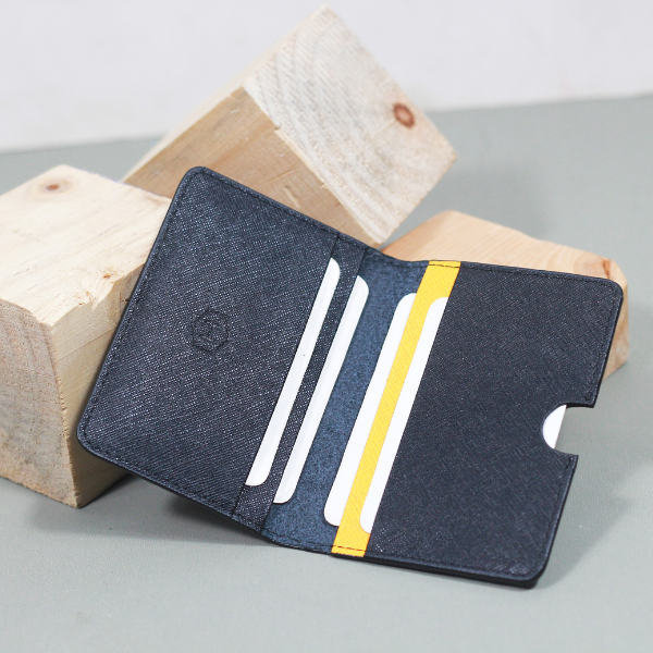 Ví da bò cho nam màu đen sang trọng, dễ phối đồ công sở