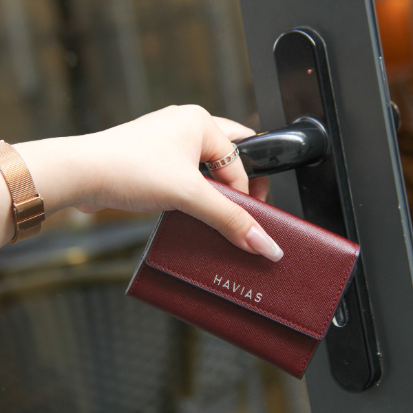 Ví da cá nhân hóa khắc tên dành tặng bạn gái