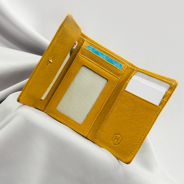 Ví da nữ cao cấp chế tác từ da thật mềm mịn và bền bỉ