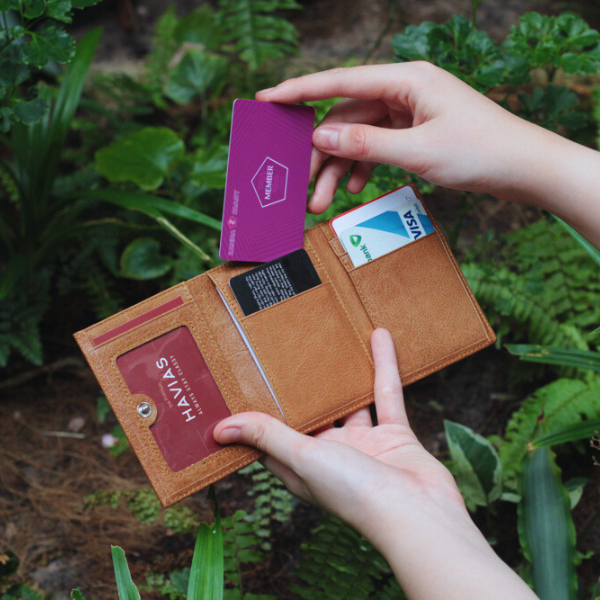 Cận cảnh đường may tinh xảo trên ví nữ da thật