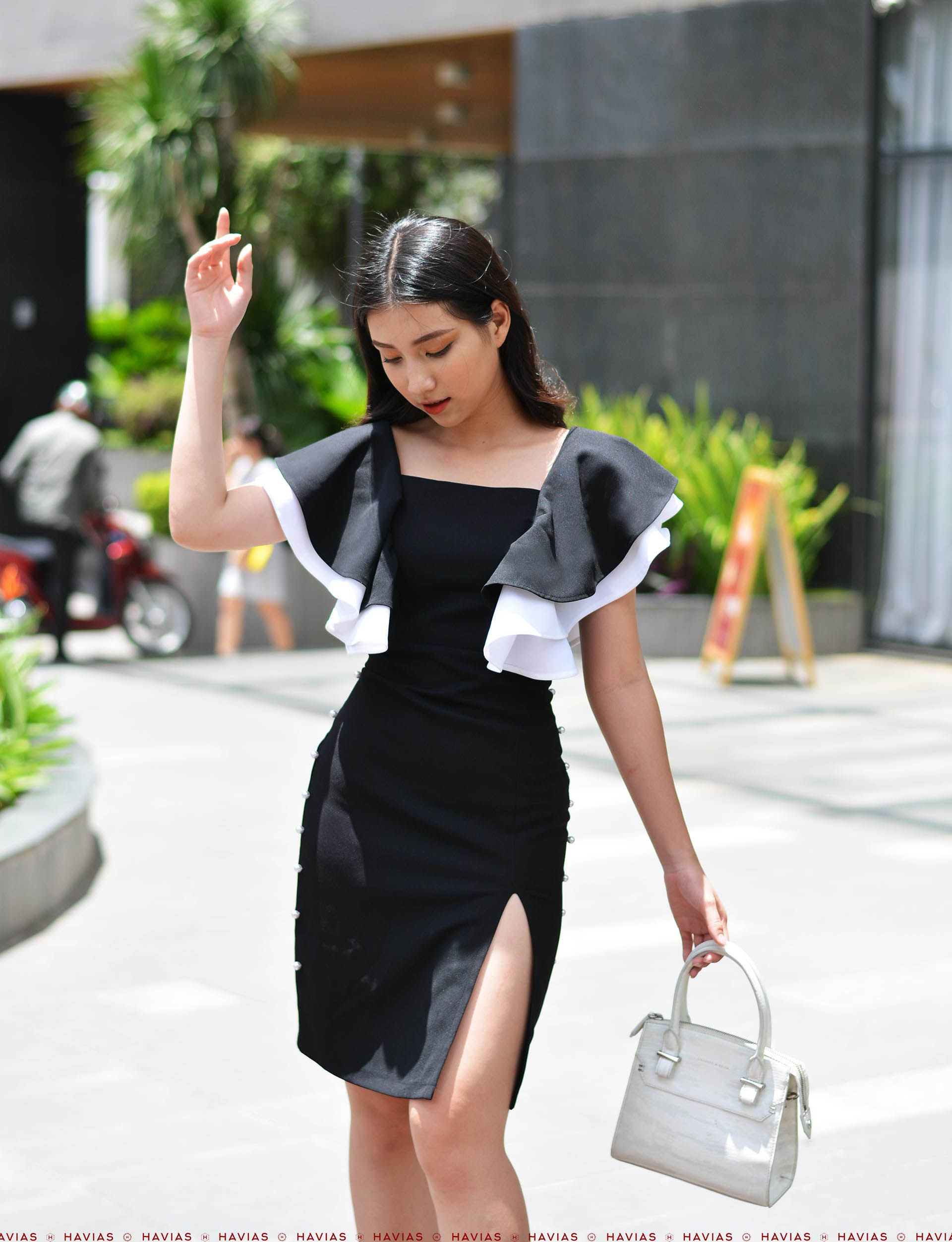 Đầm Thiết Kế Đính Ngọc Cao Cấp Cascade Sleeve White Pearls Line Black Dress