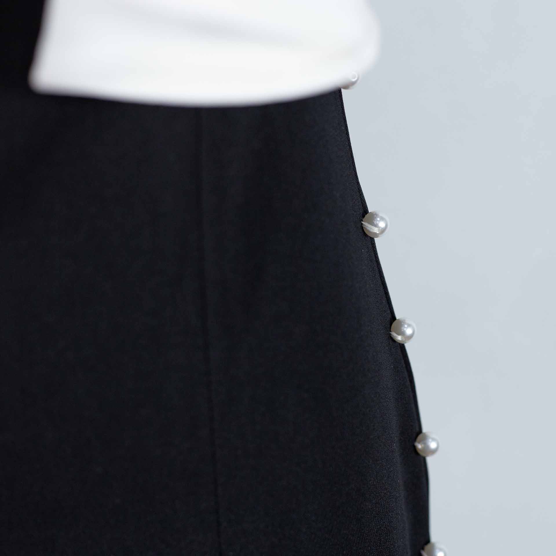 Đầm đen xếp tầng cao cấp đính ngọc trai