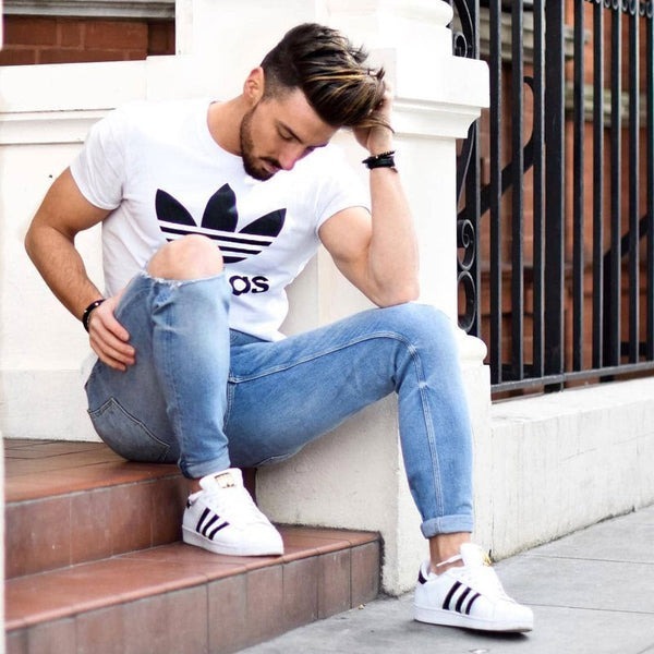 Phối áo phông + quần jeans + giày Adidas