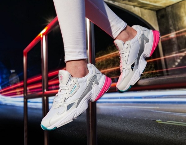 Adidas Falcon W mang trên mình những bản phối màu lạ mắt