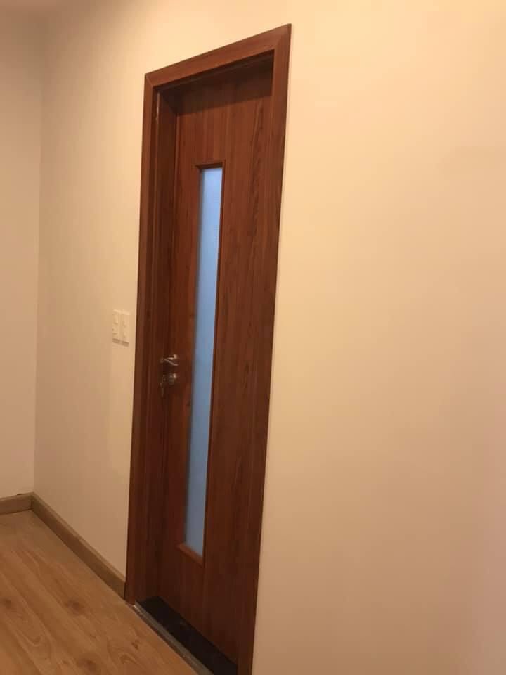 Thi công lắp đặt cửa vệ sinh chung cư gỗ nhựa chịu nước