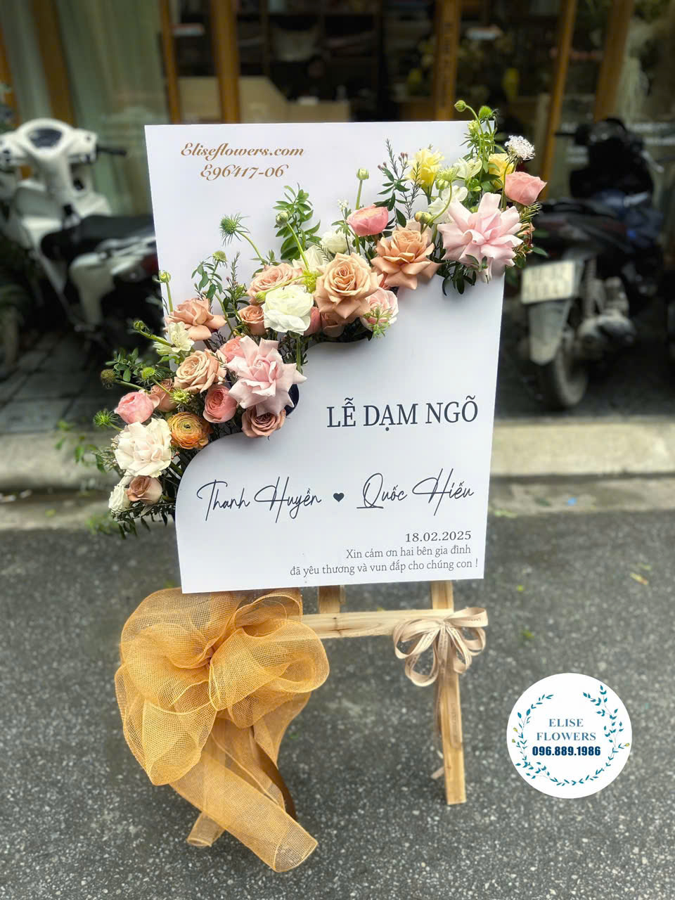 Bảng hộp hoa chúc mừng lễ dạm ngõ, lễ ăn hỏi, hoa tặng chúc mừng đám cưới ở Hà Nội.