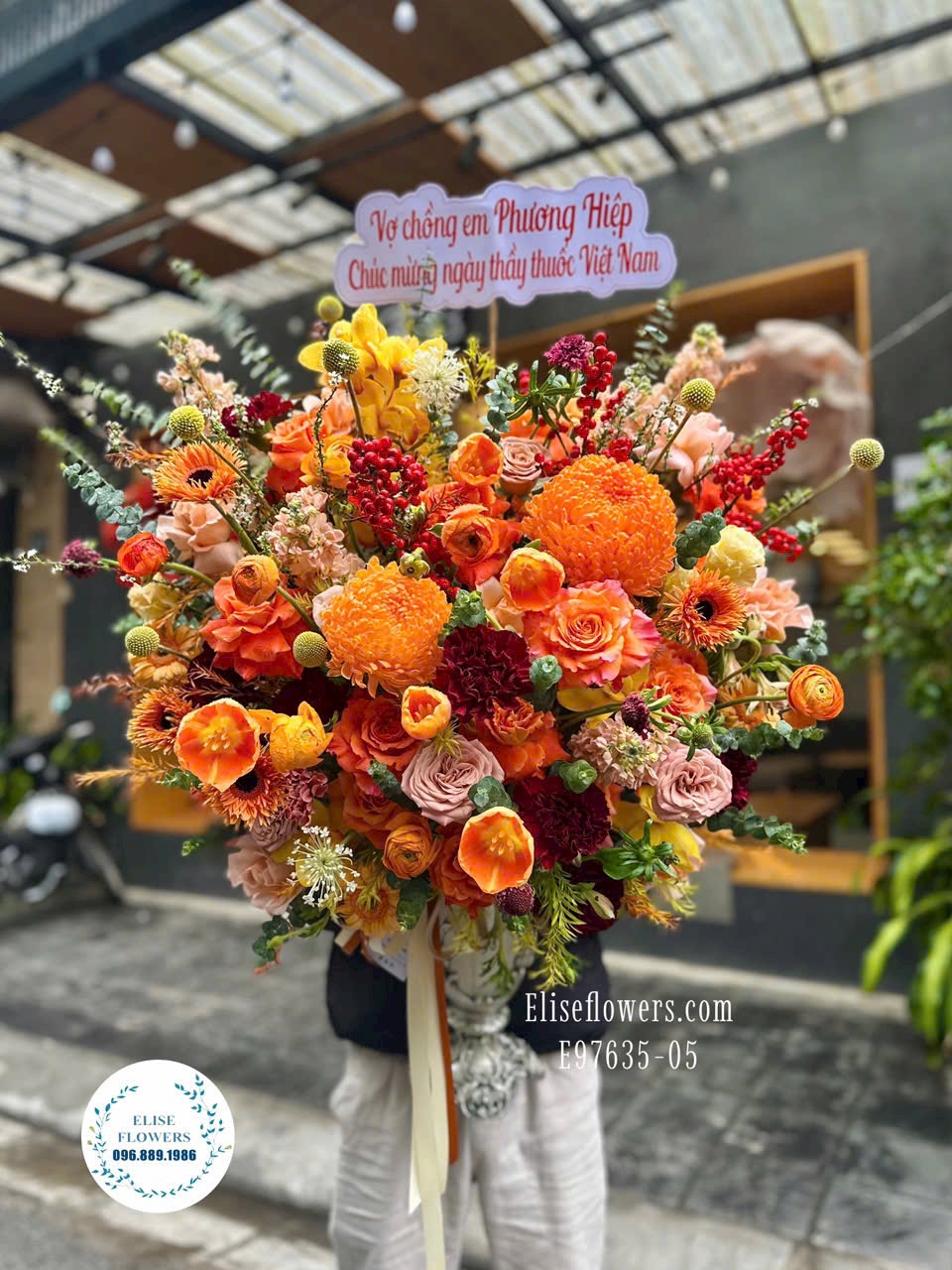 Bình hoa sinh nhật tone cam rực rỡ. Shop hoa tươi Hà Nội - Eliseflowers
