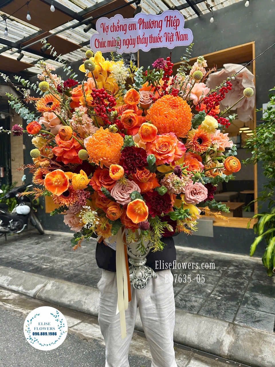 Bình hoa tone cam sang trọng chúc mừng sinh nhật ở Hà Nội.