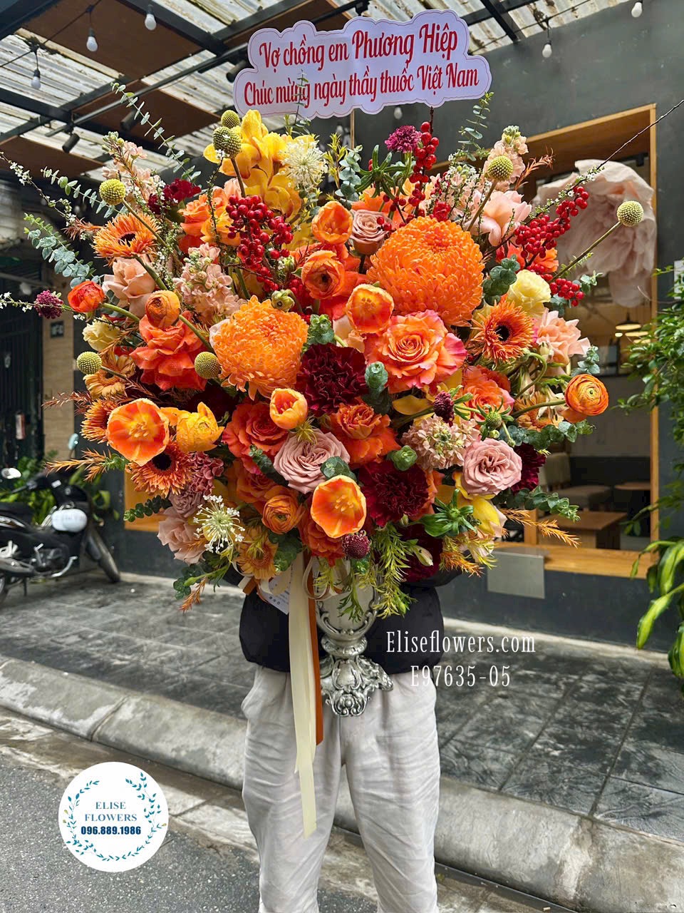 Bình hoa tone cam chúc mừng sinh nhật cao cấp