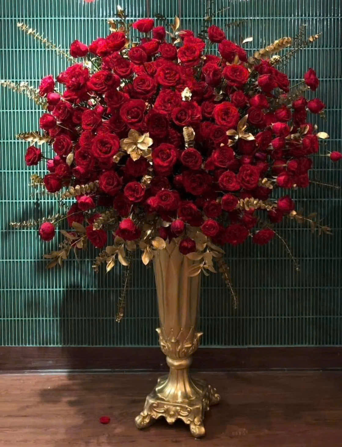 Bó hoa 1000 bông ở Hà Nội. Bình hoa hồng đỏ khổng lồ ở Hà Nội. Hoa tươi Hà Nội. Điện hoa Hà Nội. Elise Flowers