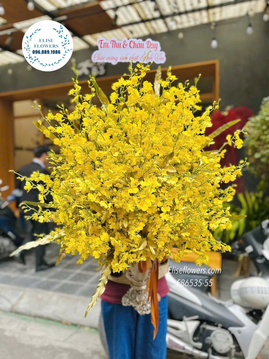 Hoa mừng thọ ông bà. Bình lan vũ nữ vàng rực rỡ, cao cấp