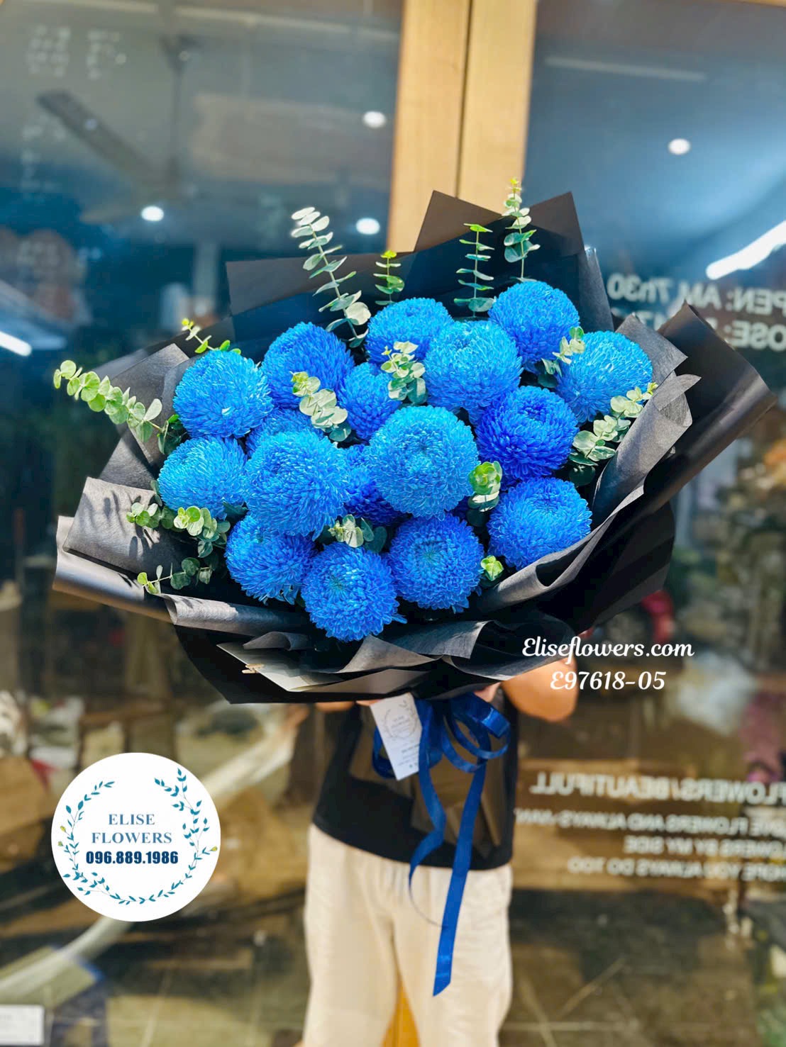 Hoa tươi Hà Nội. Bó cúc mẫu đơn xanh dương tặng vợ dịp kỷ niệm ngày cưới.