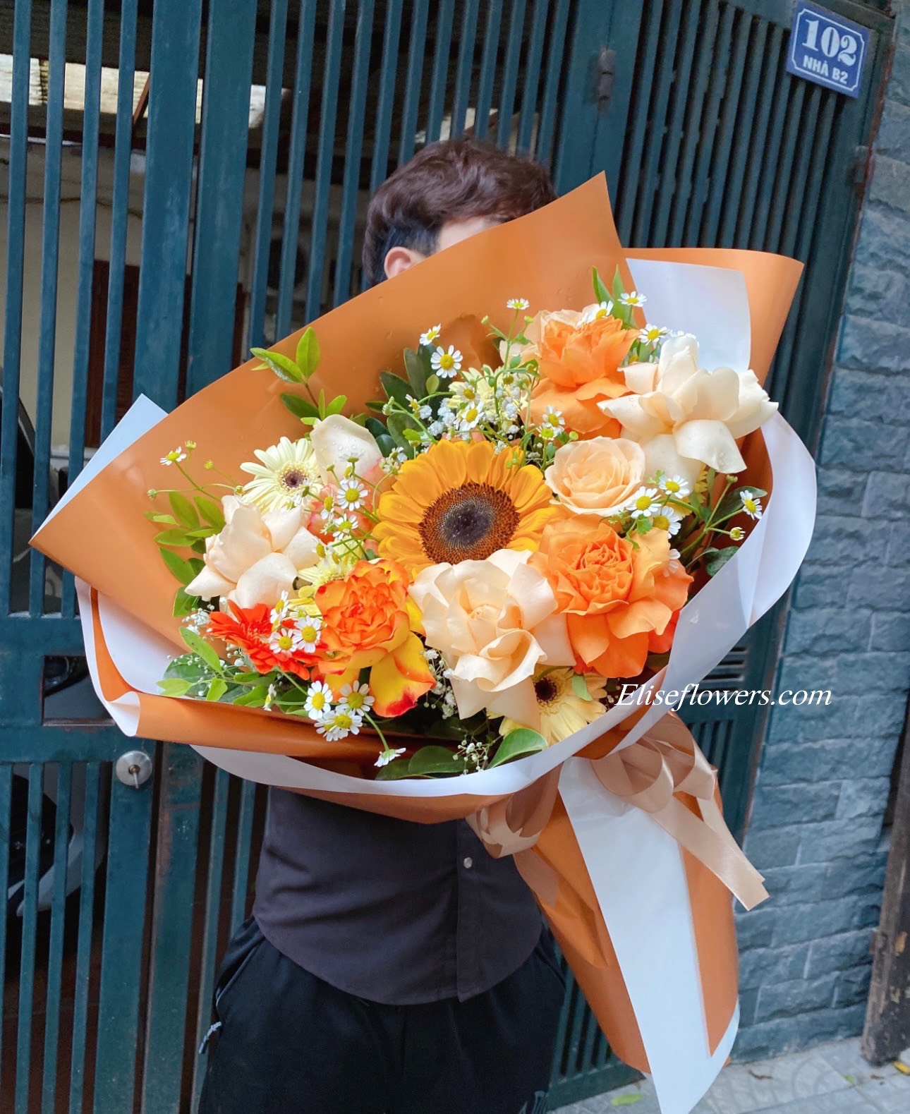 Bó hoa 300k bảo vệ luận án tốt nghiệp - Bó hoa tốt nghiệp giá rẻ - Hoa tặng bế giảng năm học