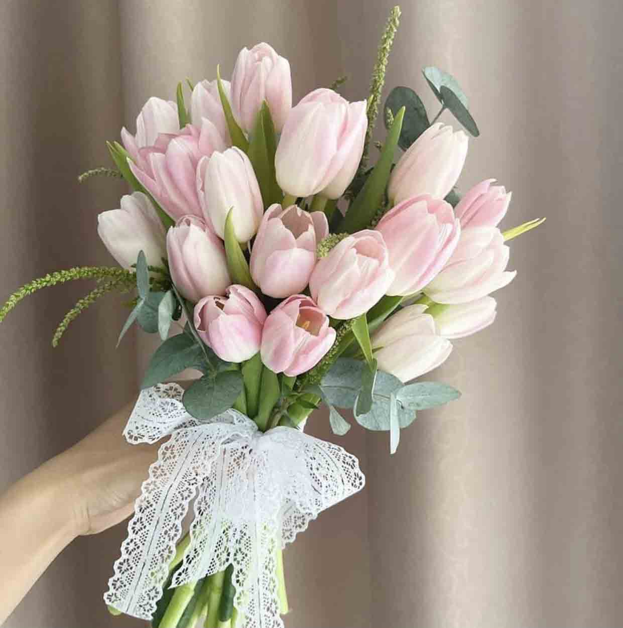 Bó hoa cưới cầm tay cô dâu đẹp - Hoa tulip hồng ý nghĩa tại Cầu Giấy, Hà Nội