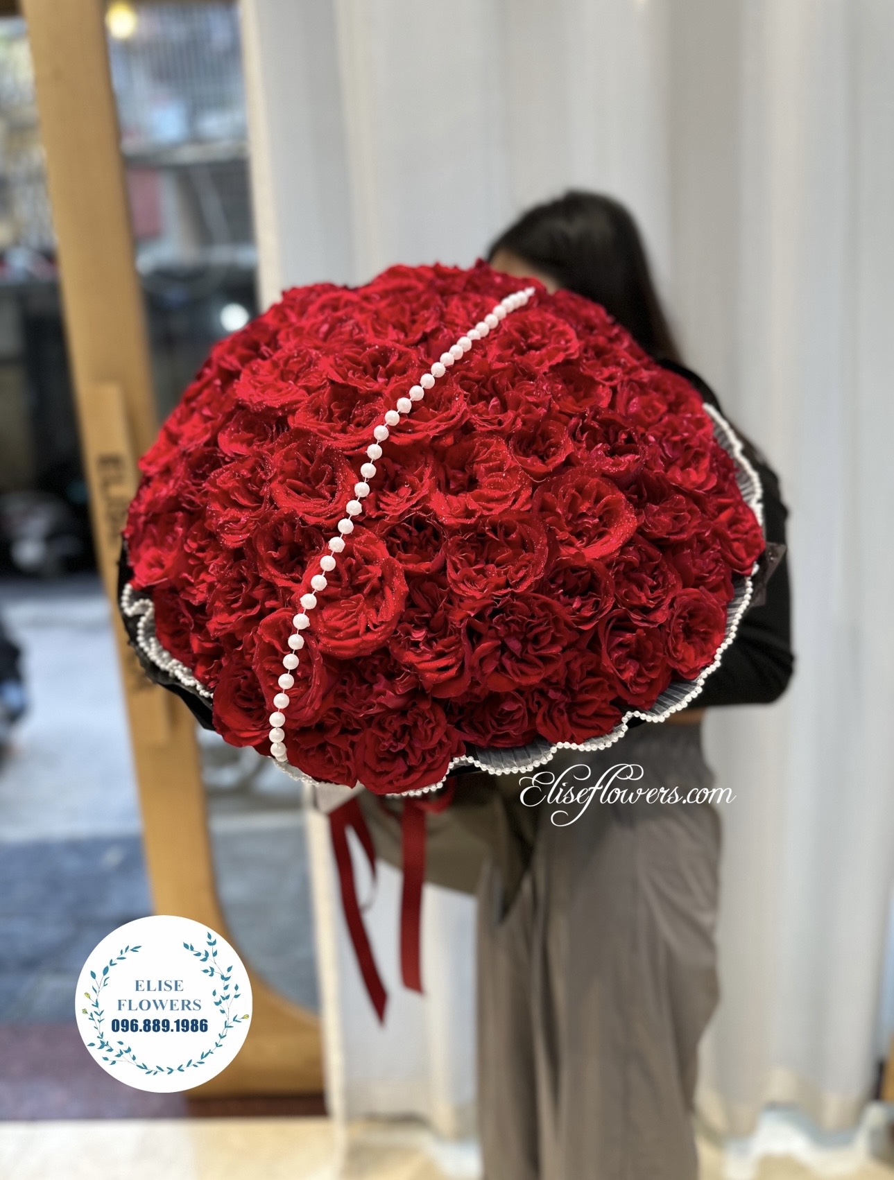 BÓ HOA HỒNG ĐỎ 100 BÔNG . Bó hoa hồng đỏ nhập khẩu 100 bông ở Hà Nội. Bó hoa hồng đỏ đẹp ở Hà Nội.