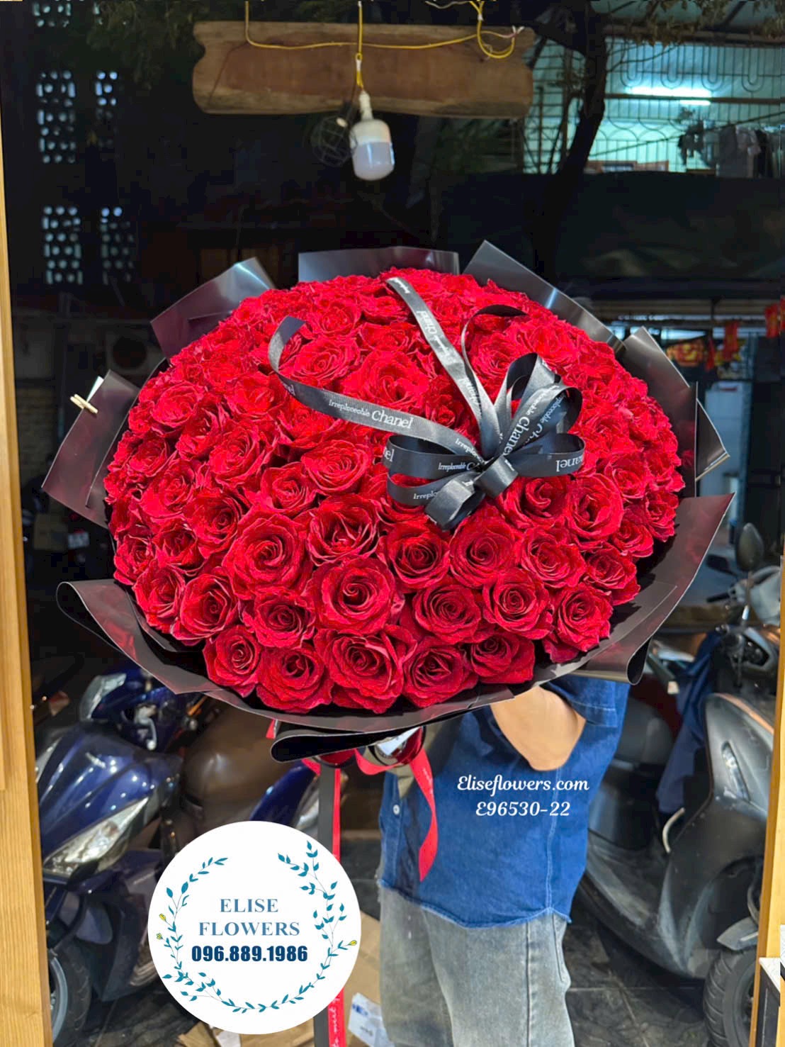 Hoa tặng người yêu. Bó hoa đẹp. Bó hoa hồng đỏ 100 bông tặng bạn gái ở Cầu Giấy
