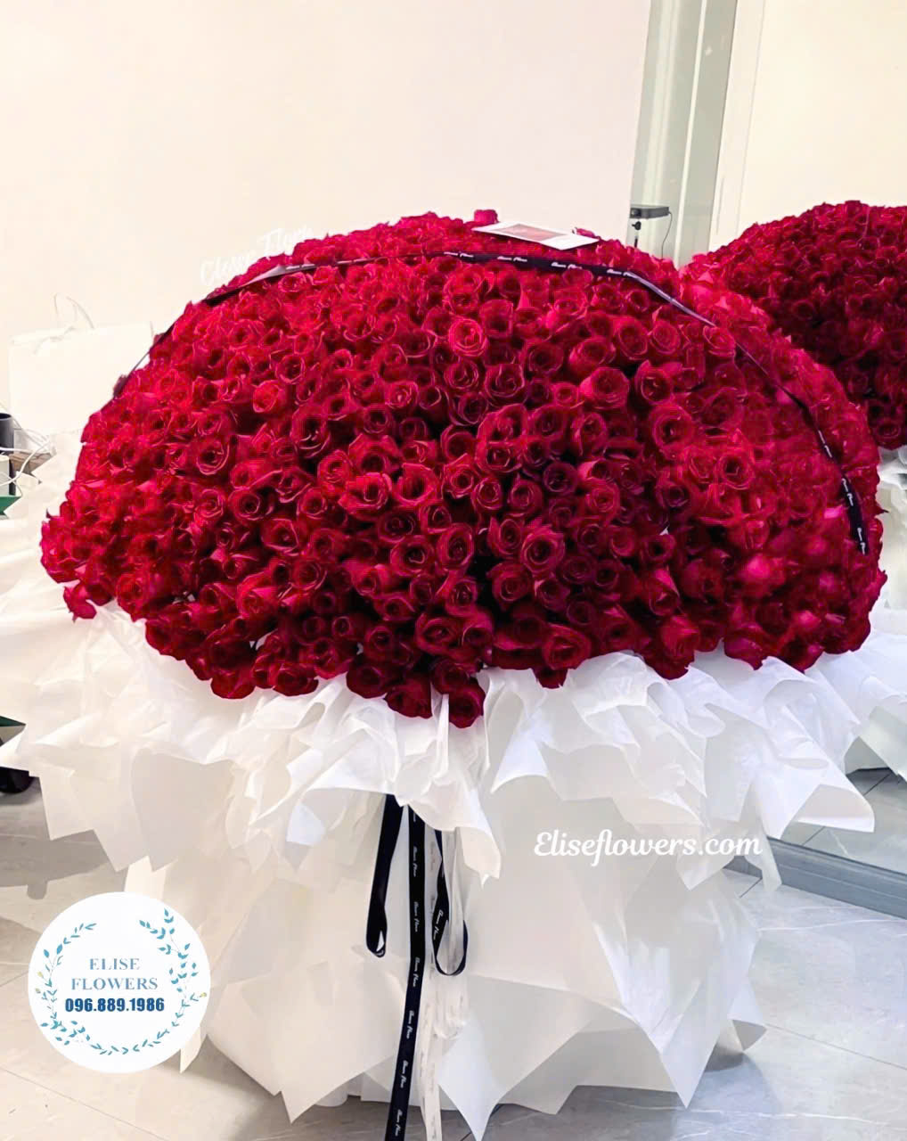 Bó hoa hồng đỏ 1000 bông khổng lồ ở HÀ NỘI. Dịch vụ điện hoa Hà Nội - EliseFlowers.com