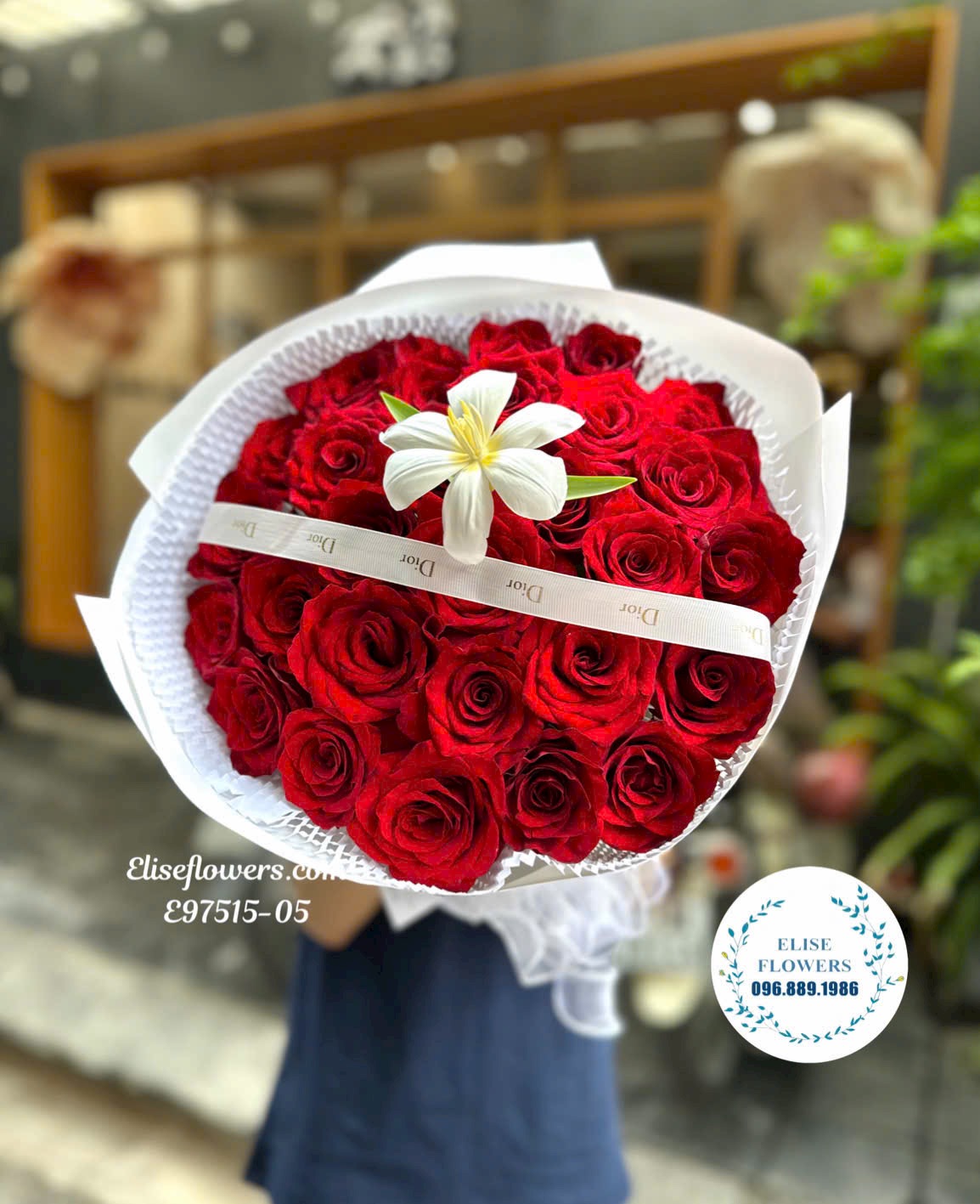 Mua bó hoa hồng đỏ sang trọng, ý nghĩa cho ngày Valentine hoặc kỷ niệm tình yêu tại tiệm hoa tươi uy tín Eliseflowers.