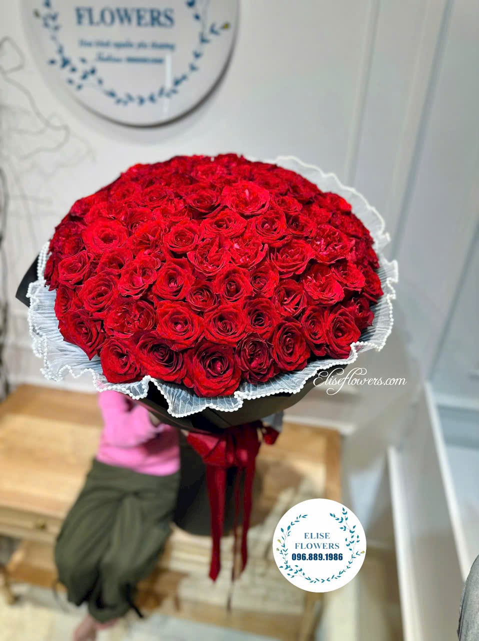 Bó hoa hồng đỏ 100 bộng tặng bạn gái dịp 20/10. Bó hoa hồng đỏ 100 bông tặng bạn gái 20/10