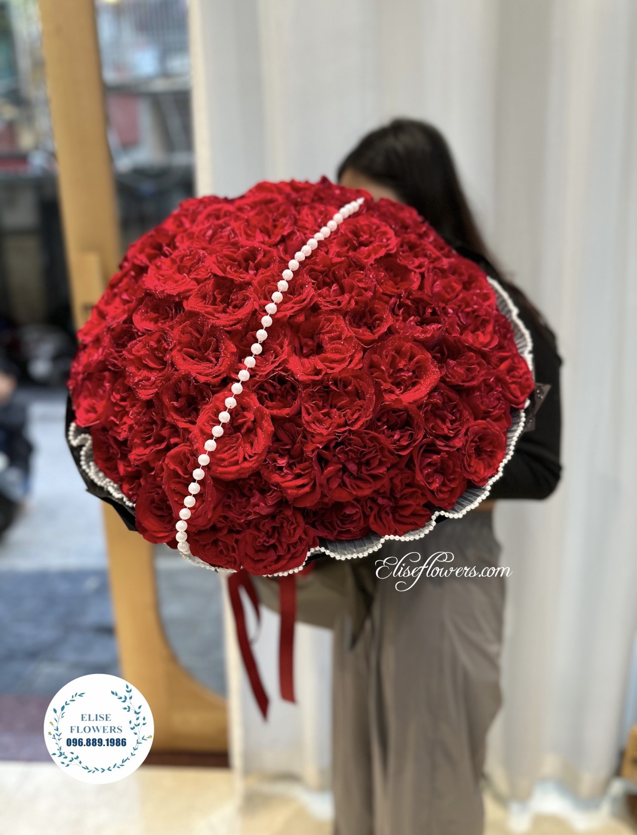 Bó hoa hồng đỏ nhập khẩu 100 bông tại Hà Nội. Đặt mua bó hoa hồng đỏ nhập khẩu 100 bông tại Hà Nội. 