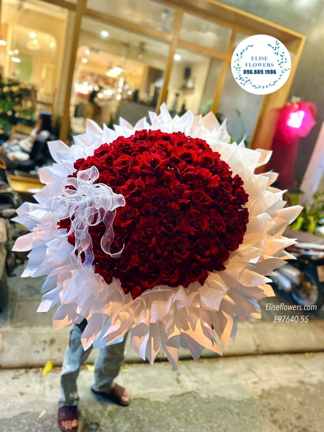 Mẫu bó hoa hồng đỏ cầu hôn dáng tròn khổng lồ, bọc giấy trắng cao cấp thiết kế bởi Eliseflowers