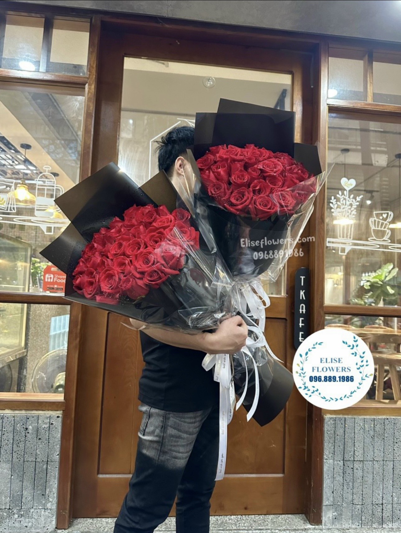 Bó hoa hồng đỏ nhập khẩu cao cấp sang trọng ở Hà Nội