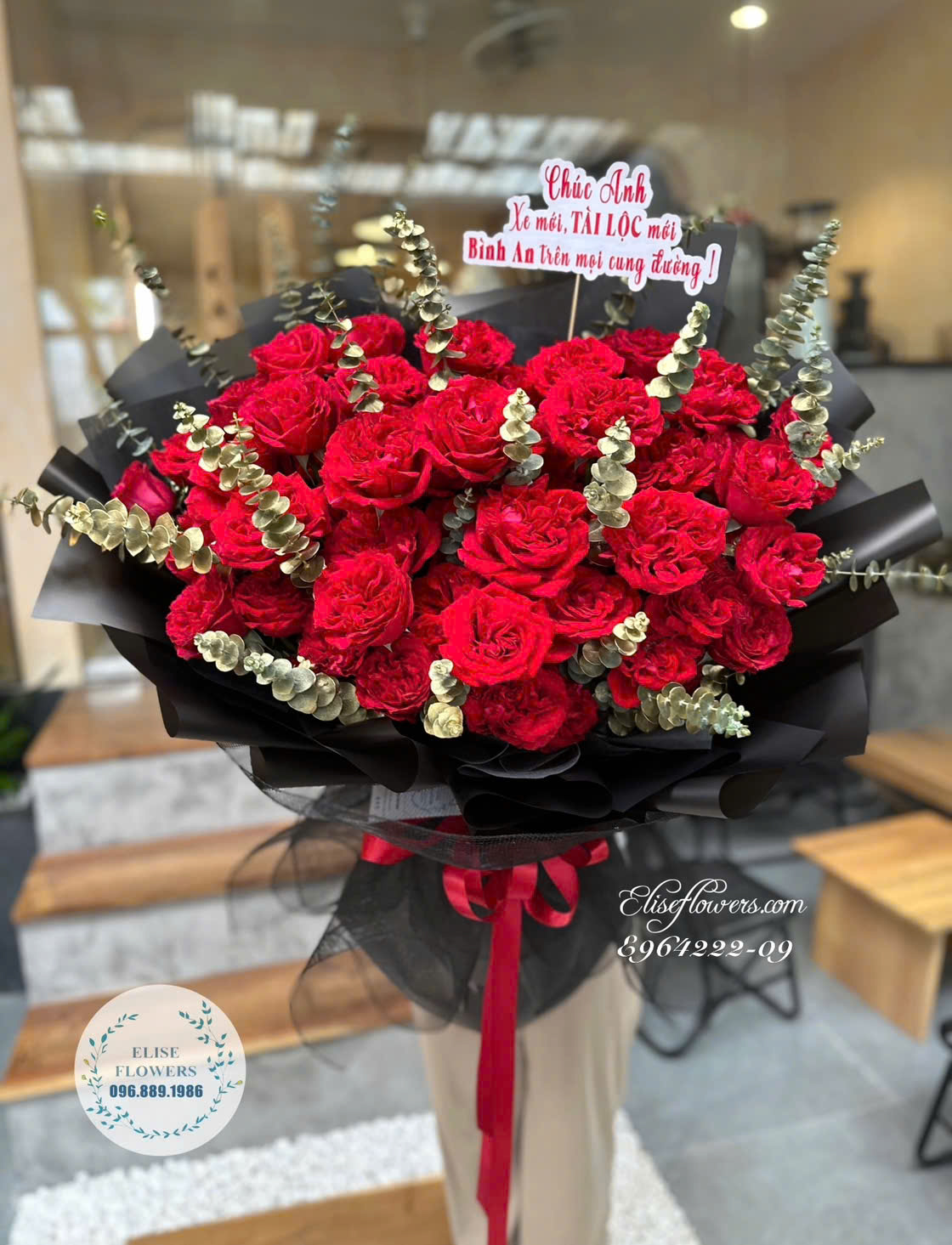 Bó hoa hồng đỏ tặng vợ ngày 8/3. Bó hoa hồng đỏ đẹp tặng vợ dịp 8/3 ở Hà Nội. Elise Flowers