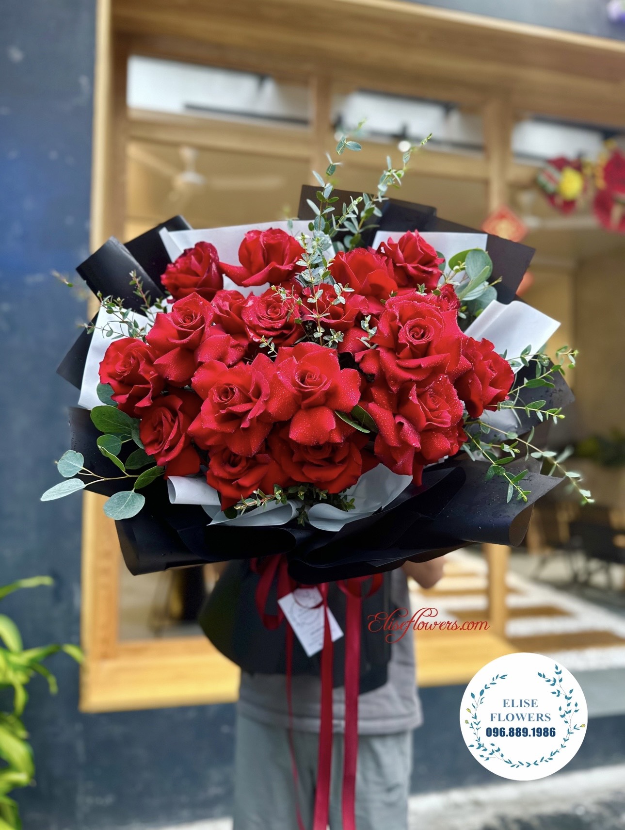 Bó hoa hồng đỏ nhập khẩu Ecuador tặng vợ ngày 8/3. Bó hoa hồng đỏ đẹp tặng vợ yêu 8/3. Hoa tặng vợ ở Hà Nội.