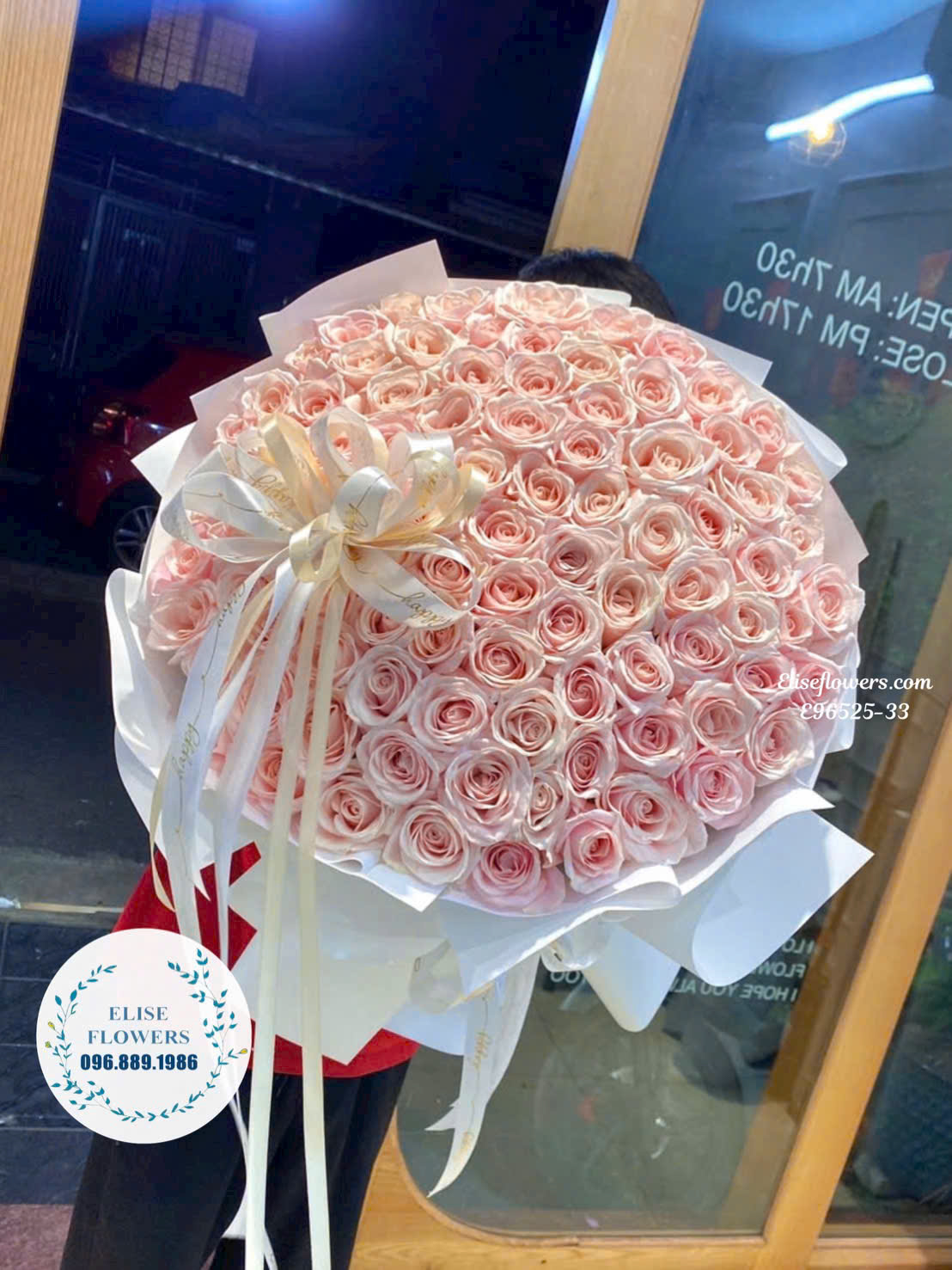 Hoa kỷ niệm ngày cưới ngọt ngào. Bó hoa hồng kem dâu tặng vợ yêu. Eliseflowers