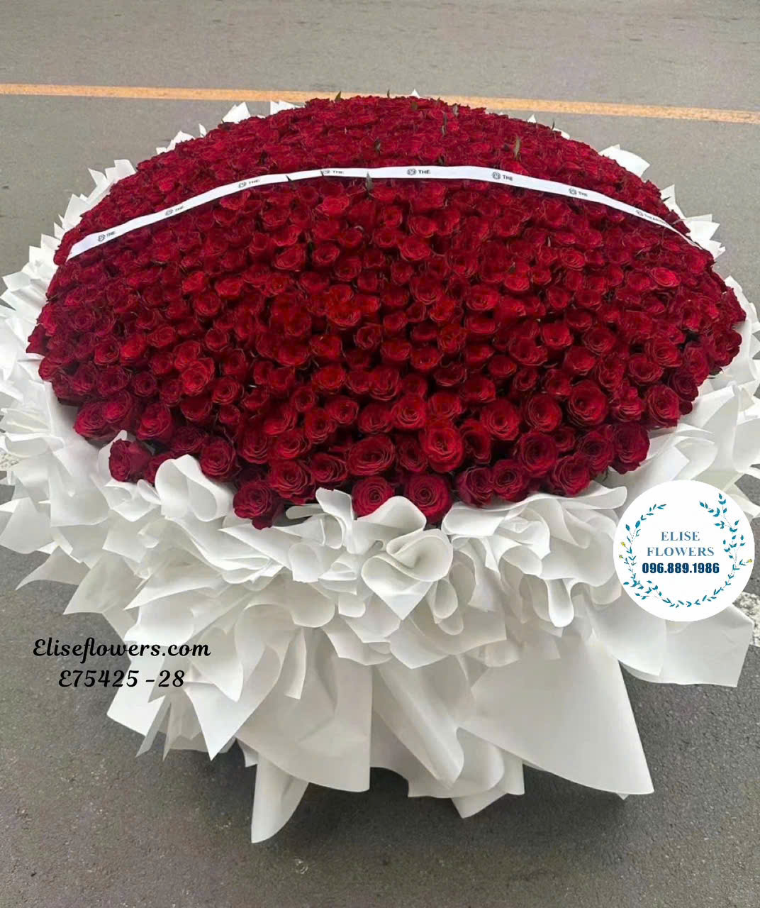 Bó hoa hồng đỏ 1000 bông. Bó hoa hồng đỏ 1000 bông khổng lồ ở quận Cầu Giấy, Hà Nội. Giao hoa tận nơi.