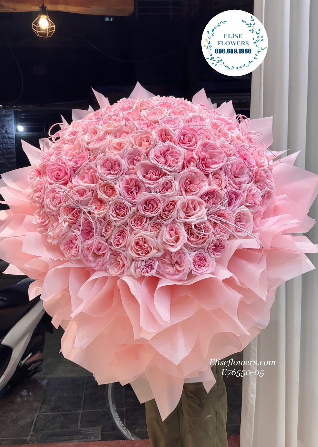 Bó hoa hồng khổng lồ tặng 8/3, 14/2, 20/10. Bó hoa hồng 1000 bông đẹp ở Hà Nội. Bó hoa 999 bông Hà Nội.