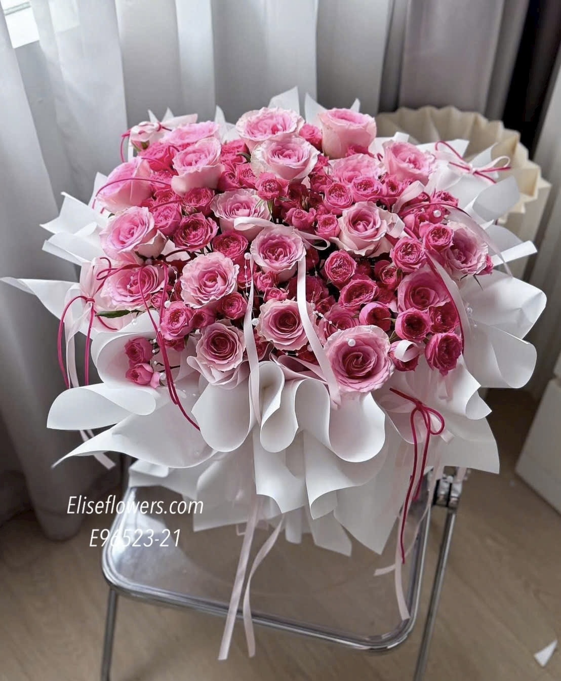 Dịch vụ giao hoa cầu hôn tận nơi. Bó hoa lạc thần khổng lồ cầu hôn bạn gái, người yêu