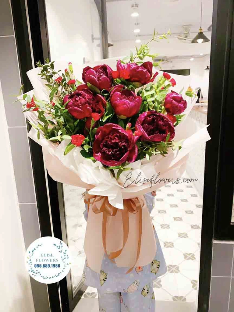Bó hoa mẫu đơn đỏ đẹp tại cửa hàng Eliseflowers Cầu Giấy