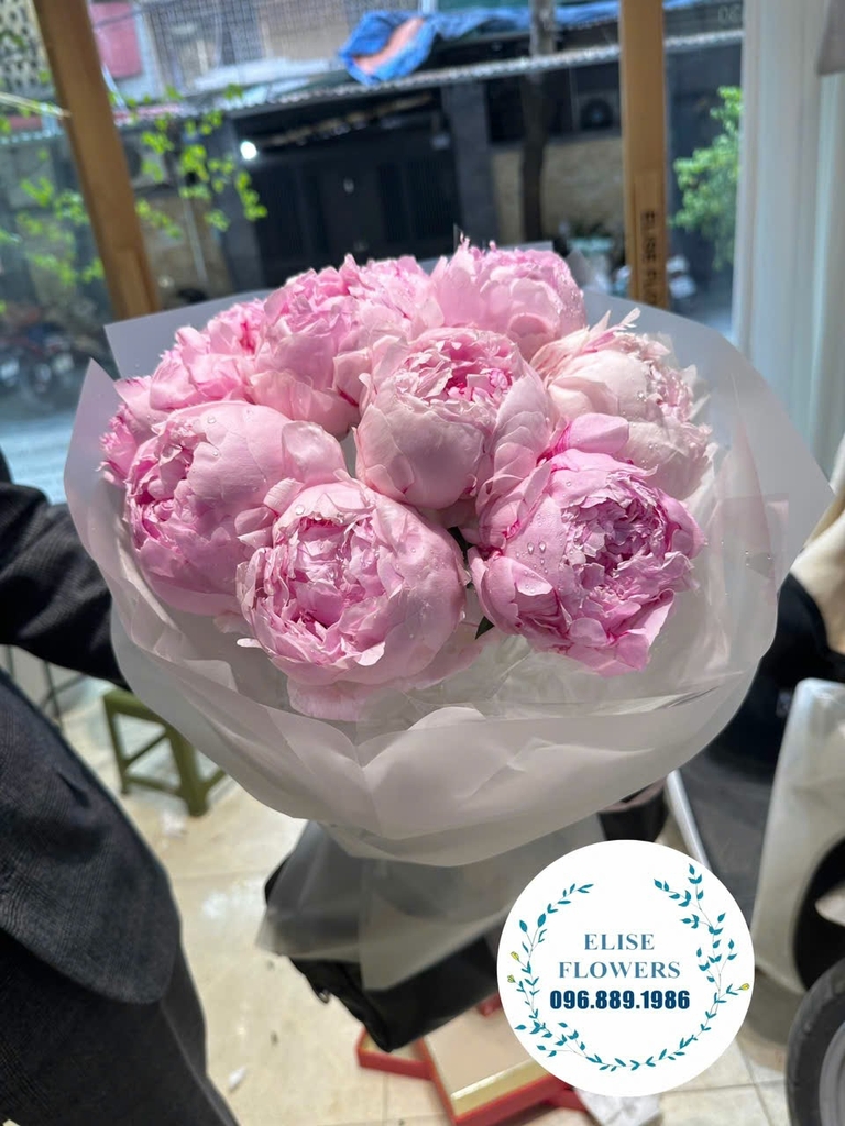Bó hoa mẫu đơn Sarah cao cấp tại cửa hàng Eliseflowers Cầu Giấy.