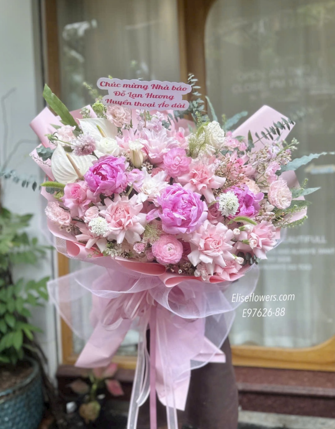 Bó hoa kỉ niệm ngày cưới tone hồng nhẹ nhàng. Đặt mua hoa kỉ niệm ngày cưới ở Hà Nội
