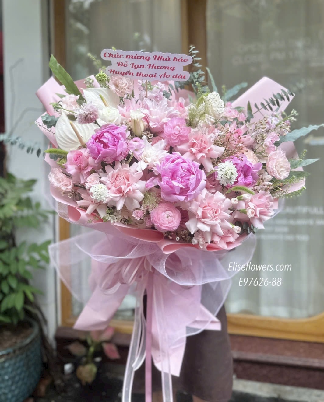 Bó hoa màu hồng kỉ niệm ngày cưới. Đặt mua hoa kỉ niệm ngày cưới cao cấp