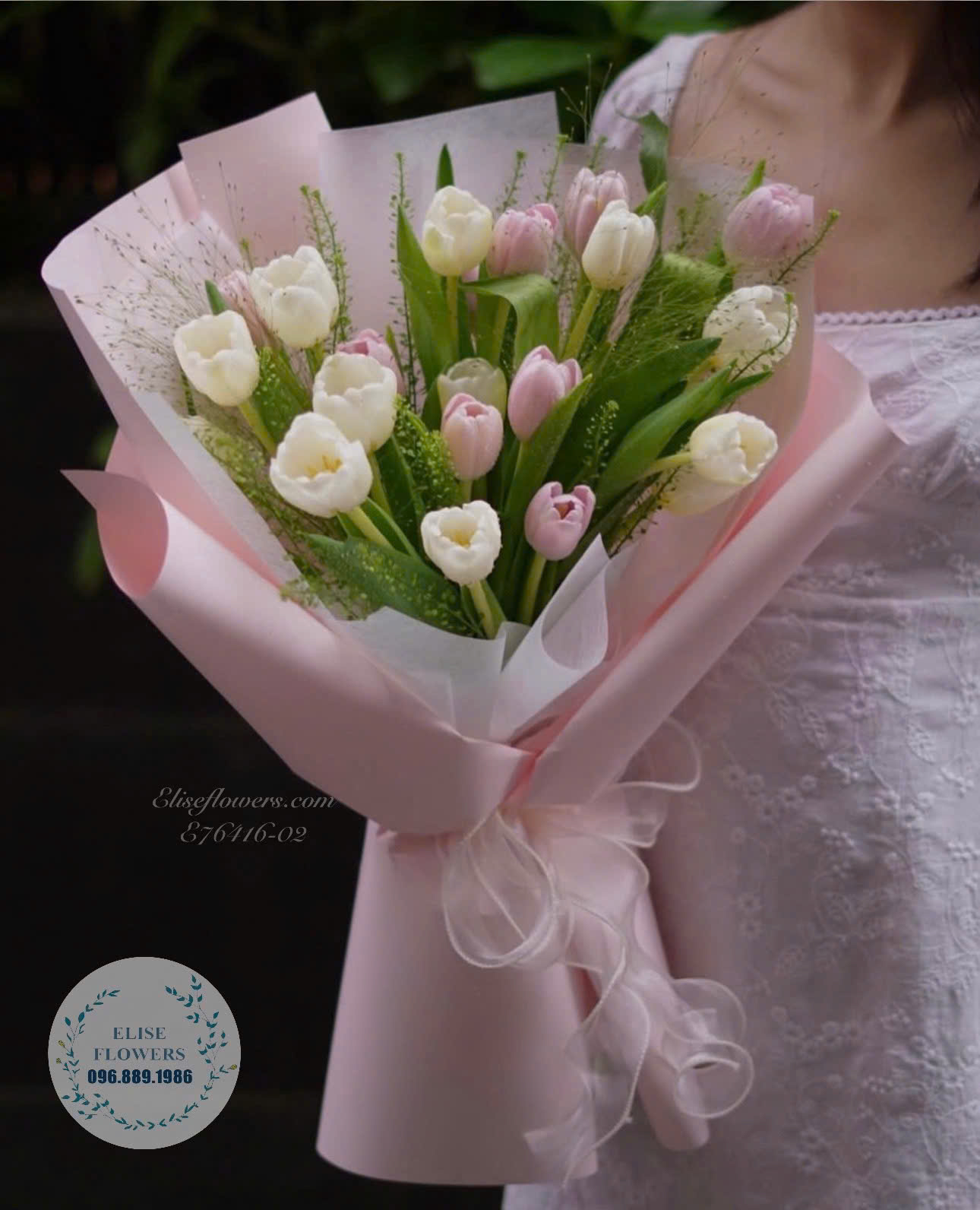 Bó hoa tulip 18 bông màu trắng hồng tặng người thương ở Cầu Giấy