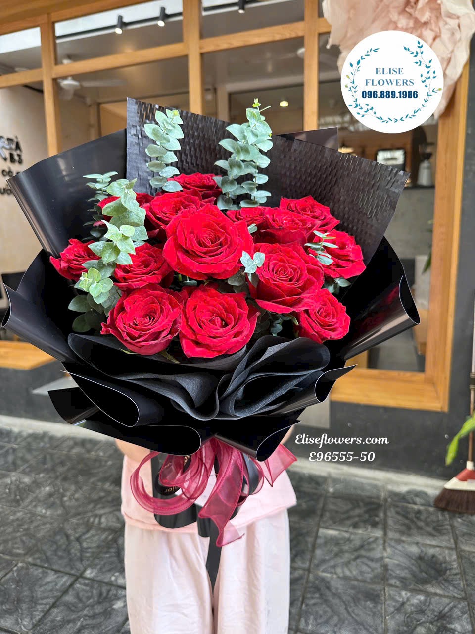 Bó hoa hồng đỏ lãng mạn, tih tế tặng bạn gái mới quen.