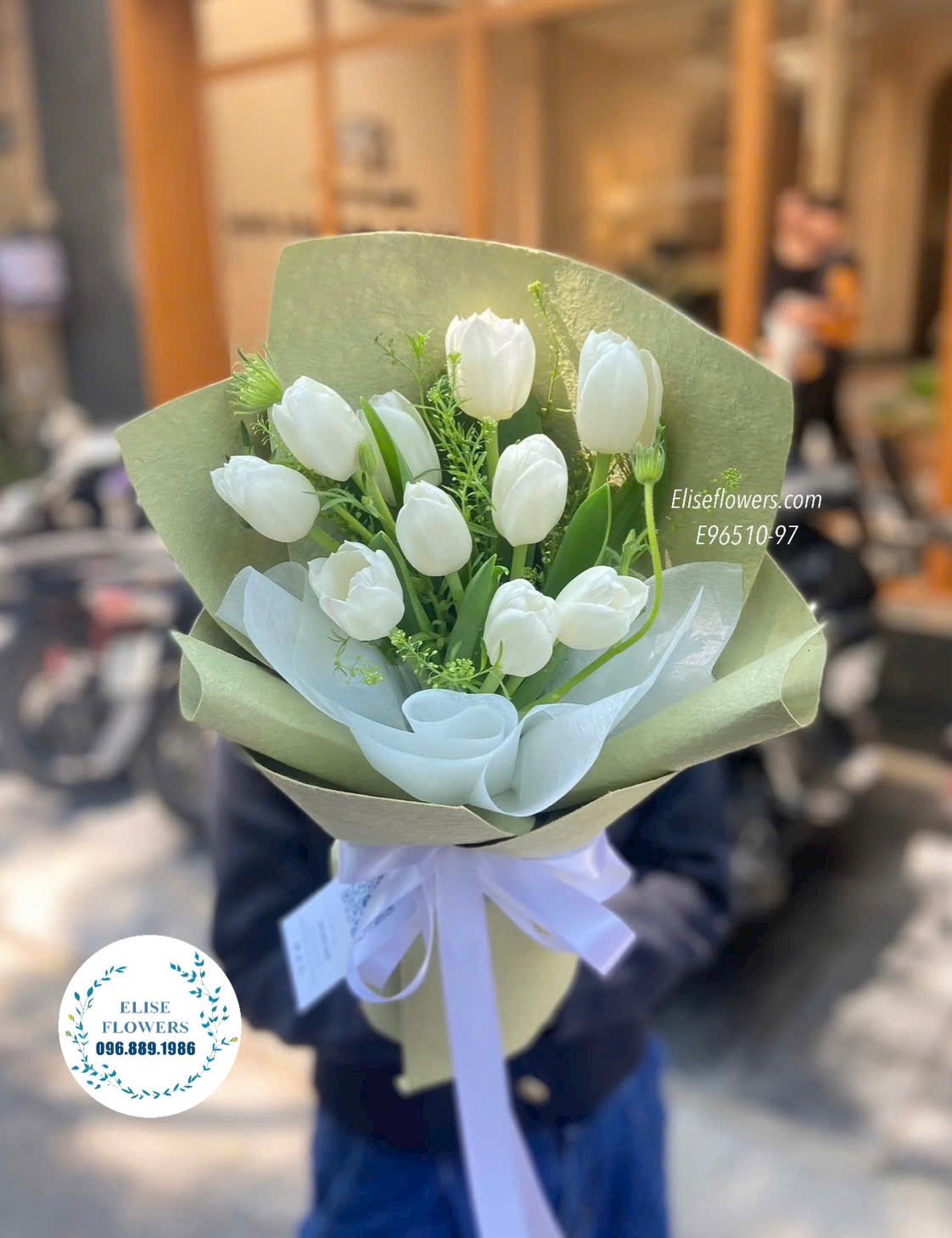 Bó hoa Tulip nhập khẩu. Đặt mua bó hoa Tulip trắng 10 bông tặng bạn bè, người thân