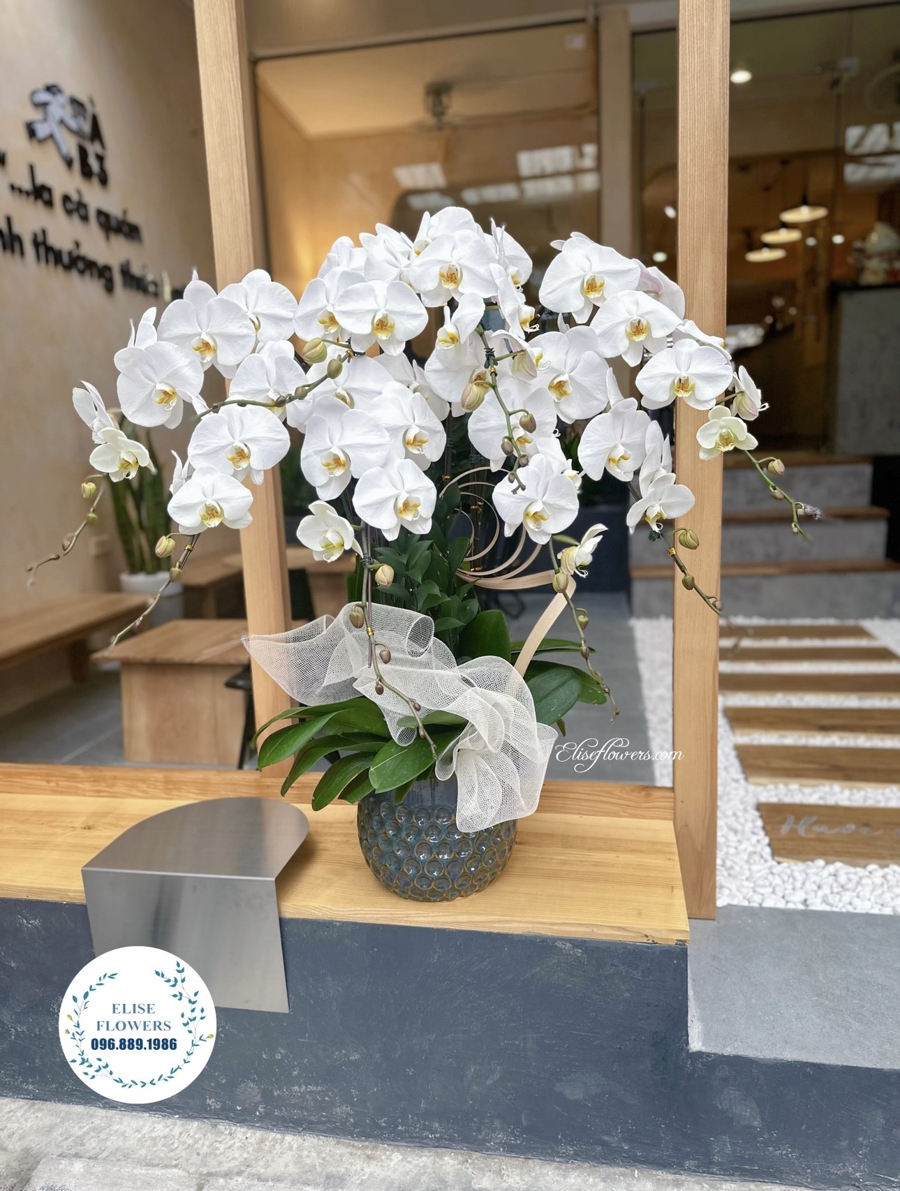Cửa hàng hoa tươi đẹp, hiện đại, sang trọng ở quận Cầu Giấy, Hà Nội