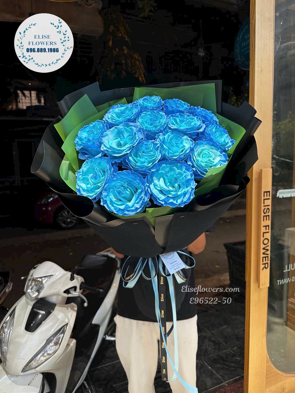 Hoa sinh nhật Hà Nội. Bó hoa hồng nhập khẩu màu xanh sang trọng, lãng mạn