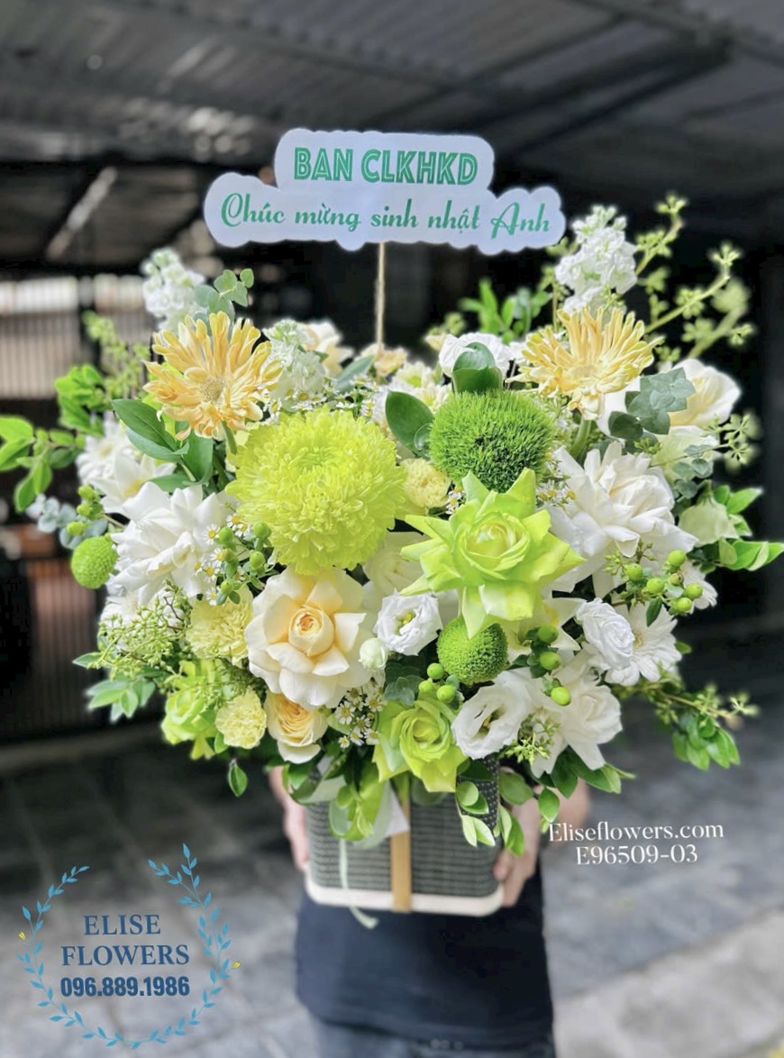 Lẵng hoa sinh nhật tone xanh tươi mát, trẻ trung. Dịch vụ giao hàng tận nơi, nhanh chóng