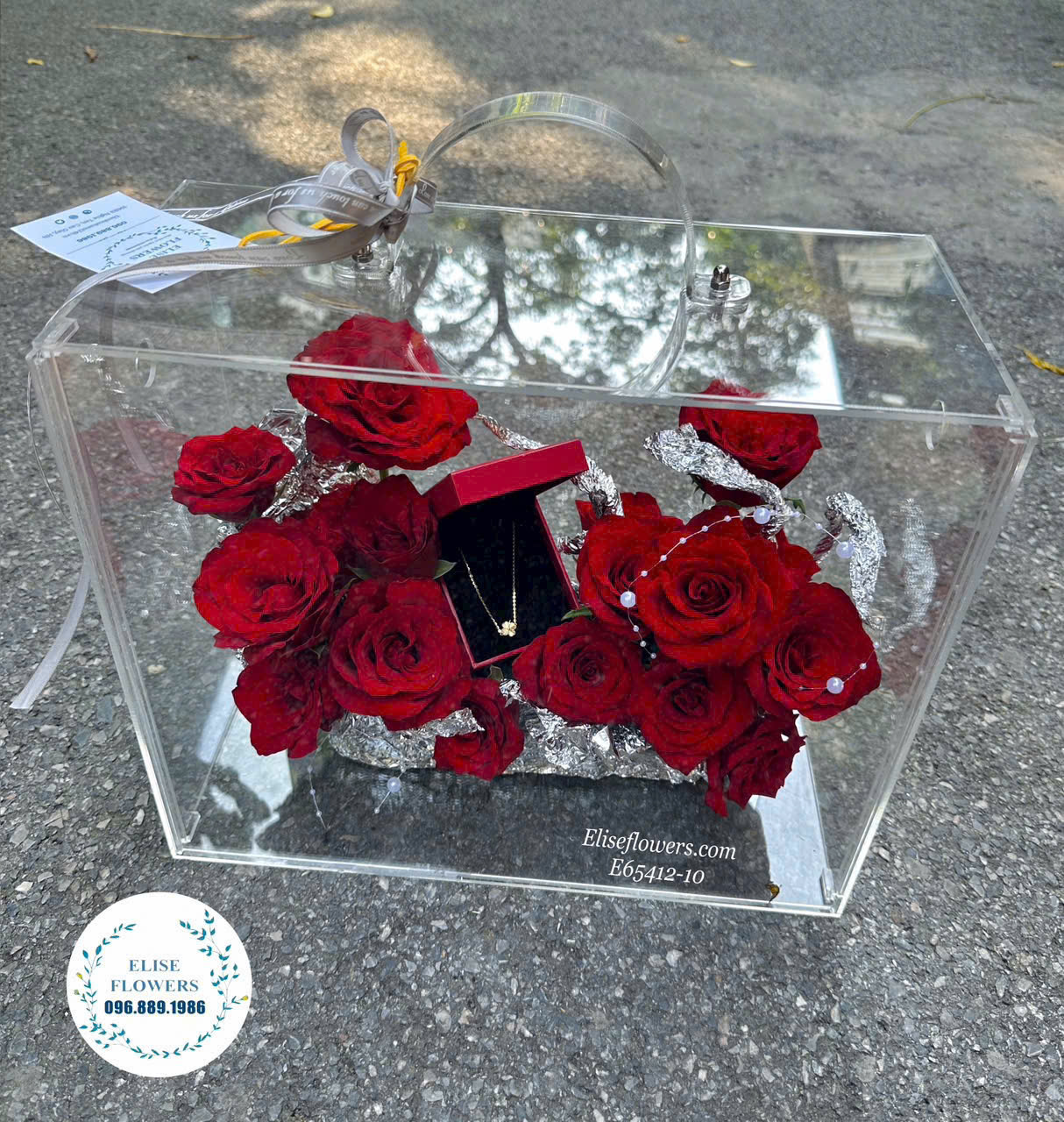 Vali hoa hồng đỏ tặng bạn gái tại Hà Nội. Đặt vali hoa hồng đỏ tặng bạn gái