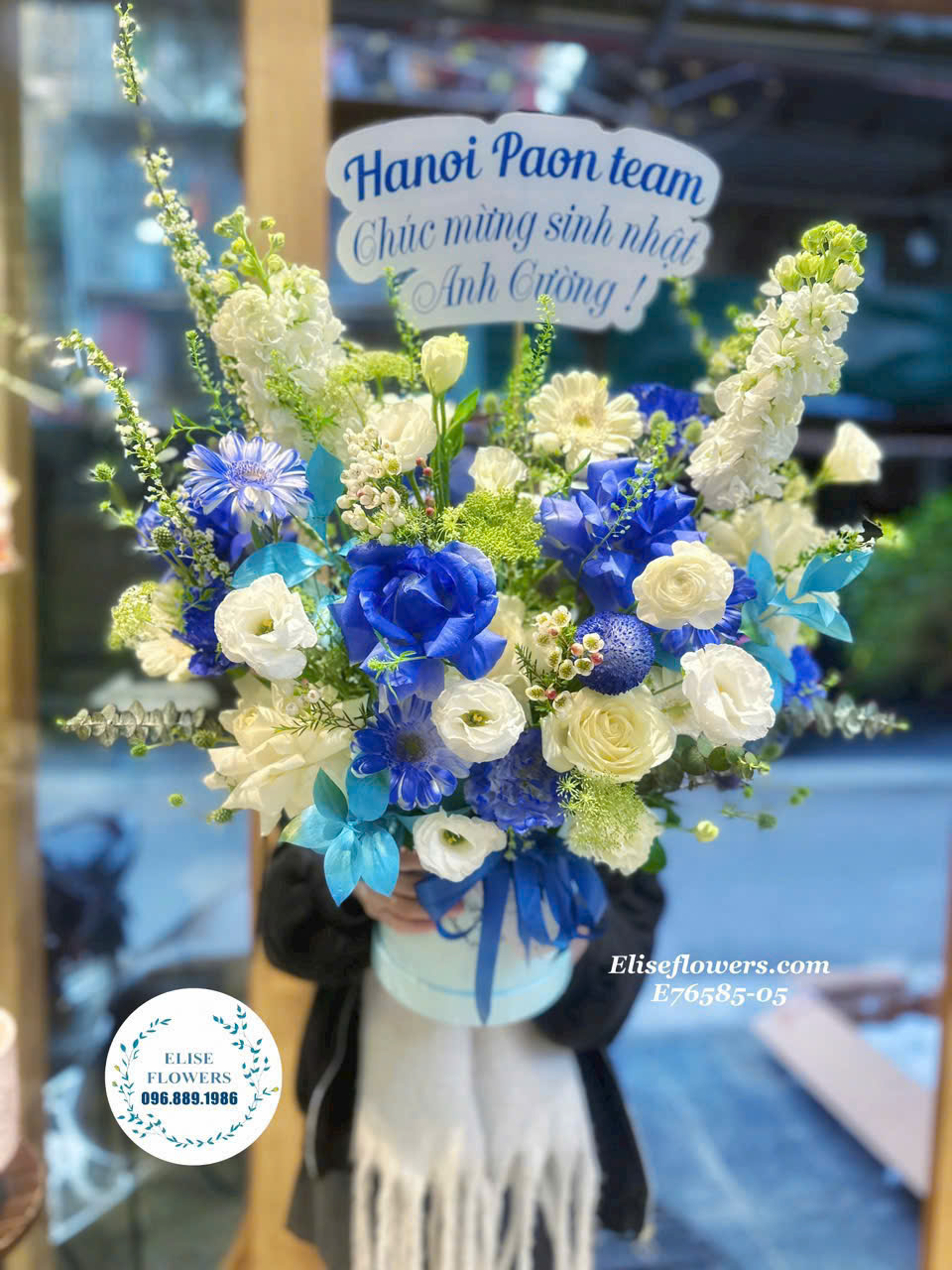 Lẵng hoa đẹp tặng sếp nam tông xanh trắng. Tiệm hoa tươi Cầu Giấy.