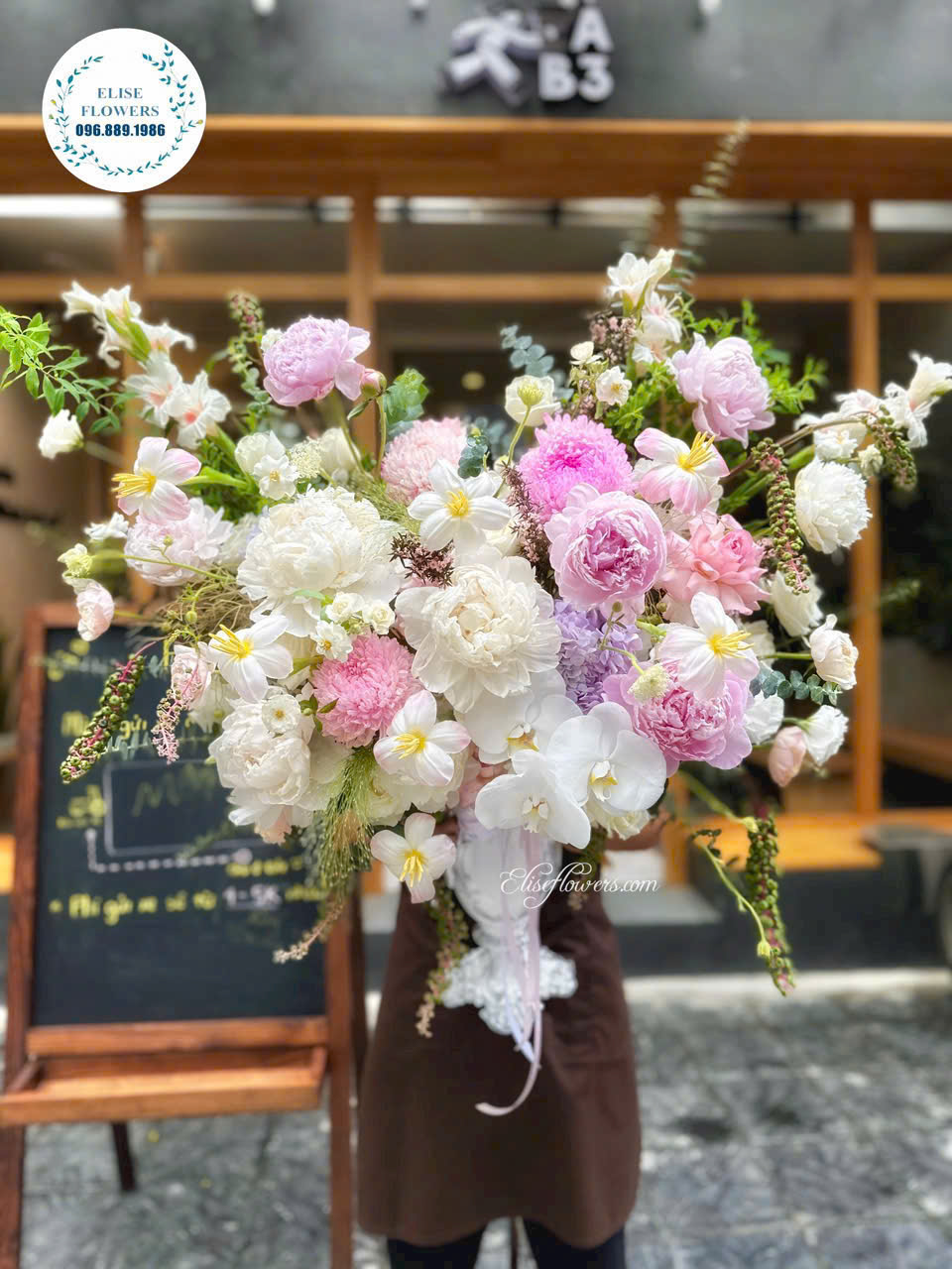 Mua bình hoa tặng thầy cô giáo ngày 20-11. Giao hoa tri ân ngày 20-11