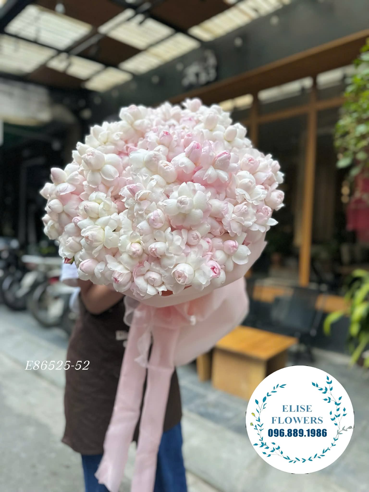 Bó hoa blume đẹp. Mẫu hoa xu hướng tặng 8/3. Hoa tặng 8/3 khổng lồ. Điện hoa Hà Nội